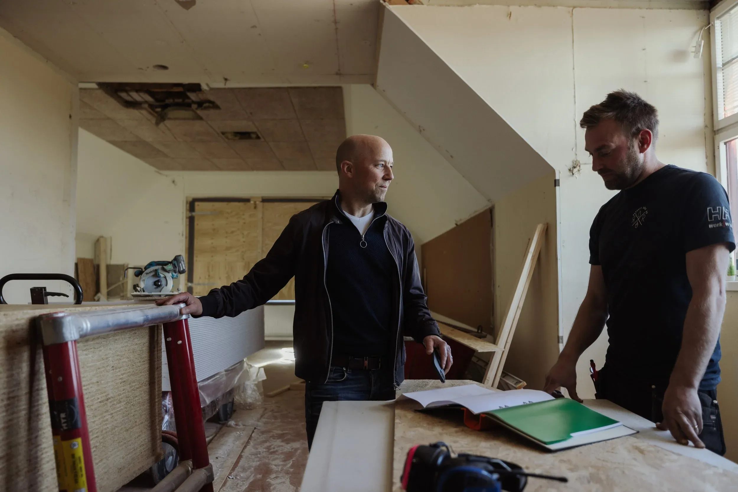 Genomgång av handlingar på ett pågående byggprojekt