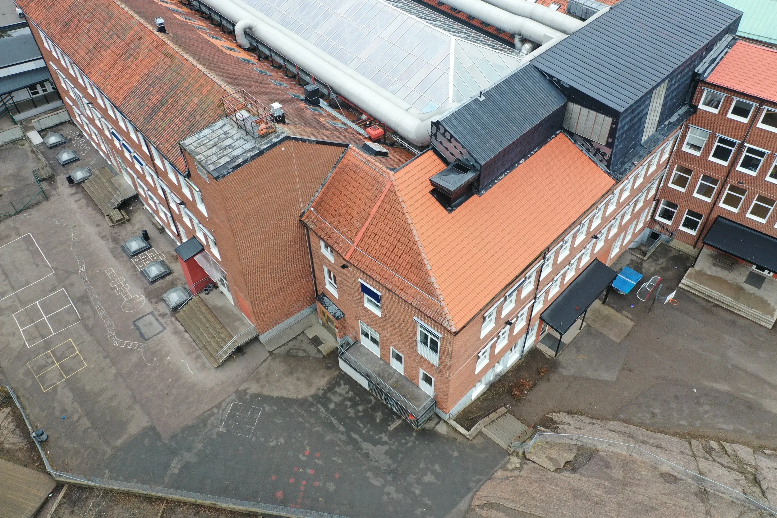 Flygbild över Fridaskolan i Trollhättan under takarbete