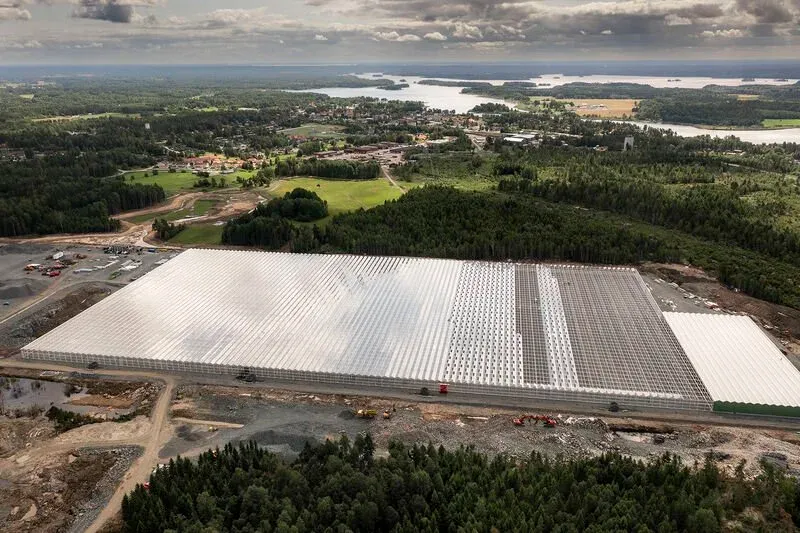 Flygbild över växthusanläggningen i Frövi under uppförande